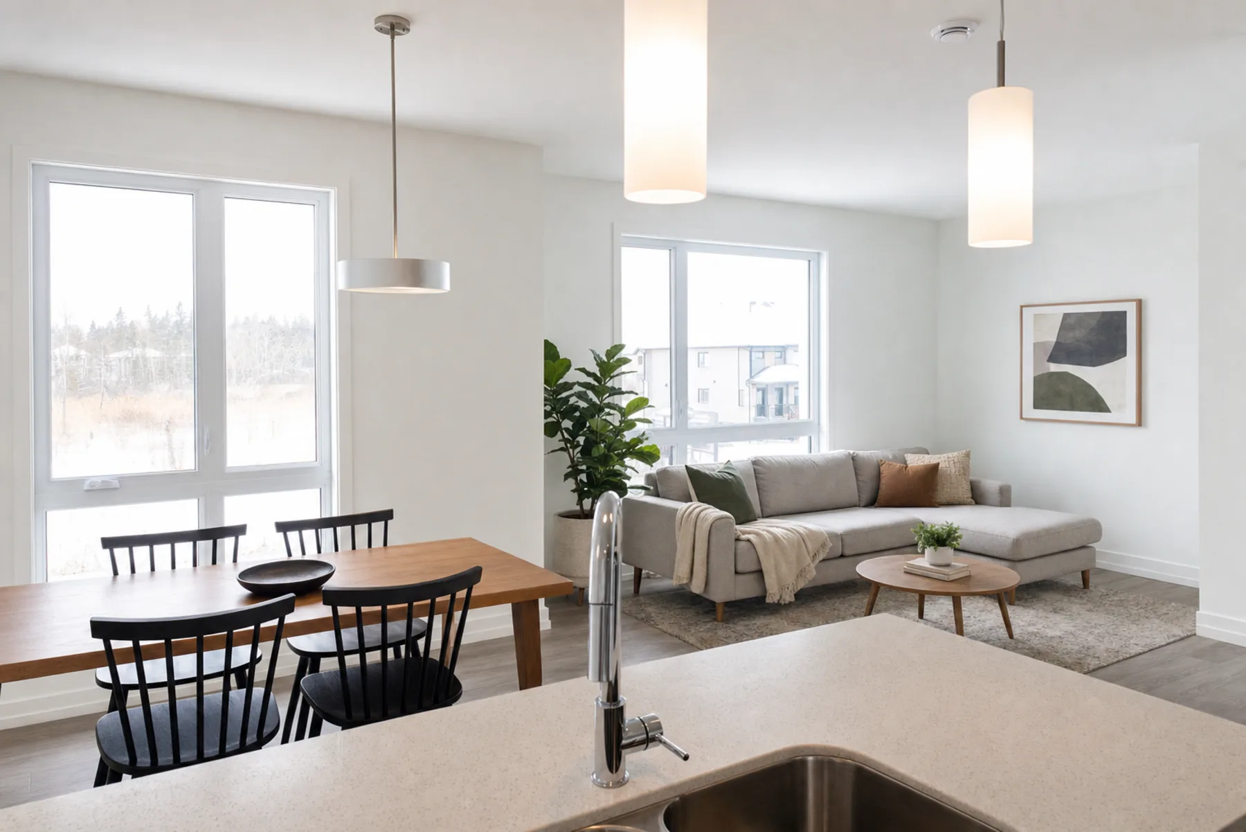 Aire de vie ouverte d’un logement Nuvo, cuisine au fond